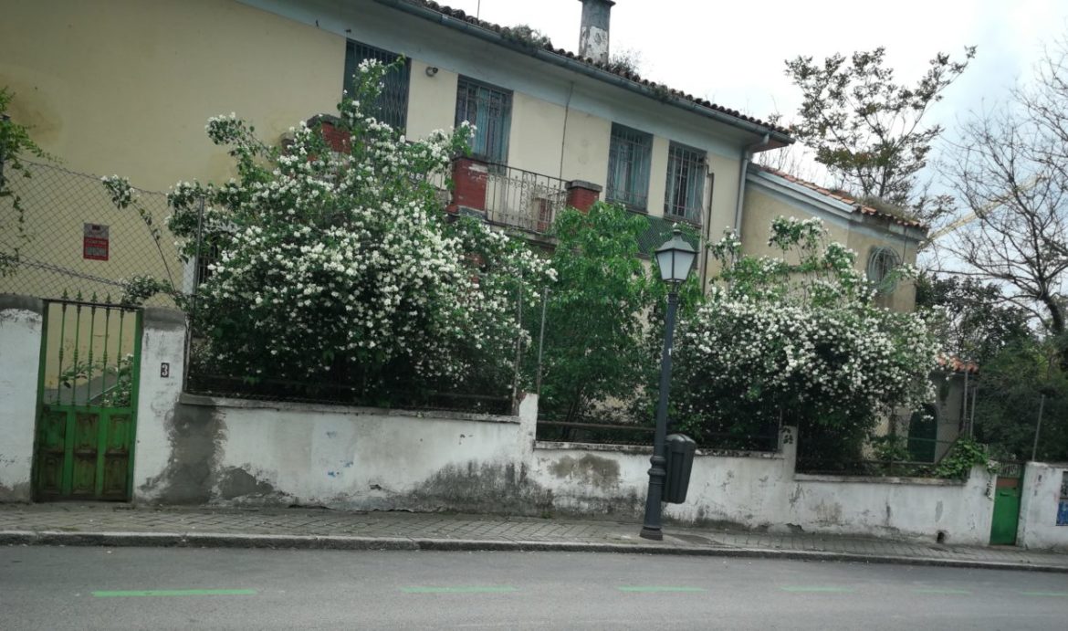 Fachada de la casa de Vicente Aleixandre en Velintonia 3, vista desde la calle Vicente Aleixandre (Madrid). Foto: Nietanigal / Wikimedia Commons / CC BY-SA 4.0