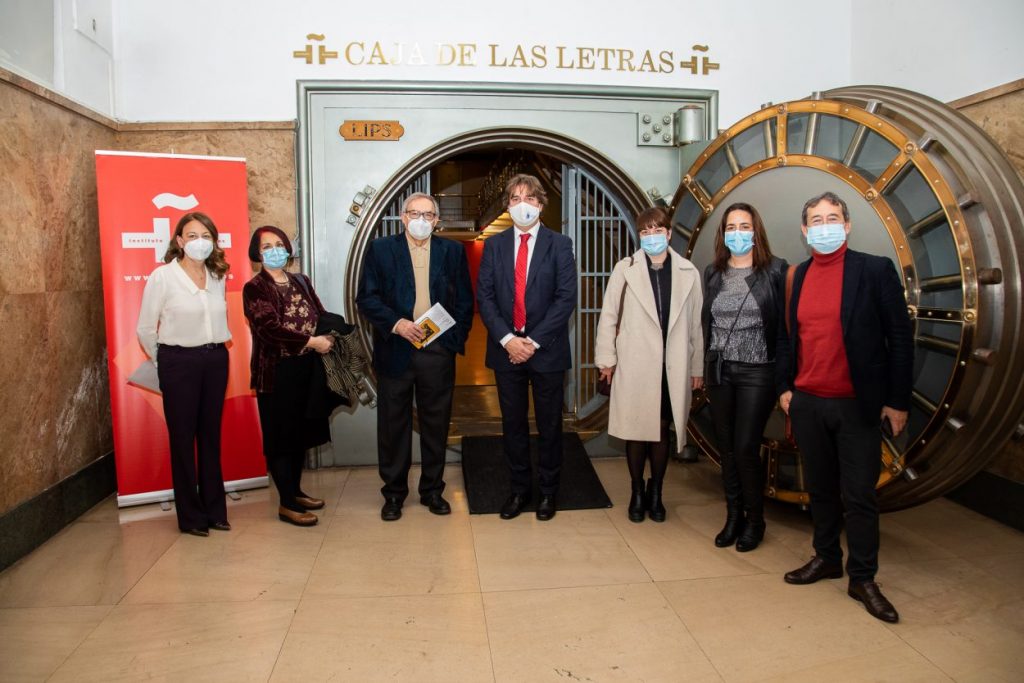 La representación de la entidad premiada, ante la Caja de las Letras