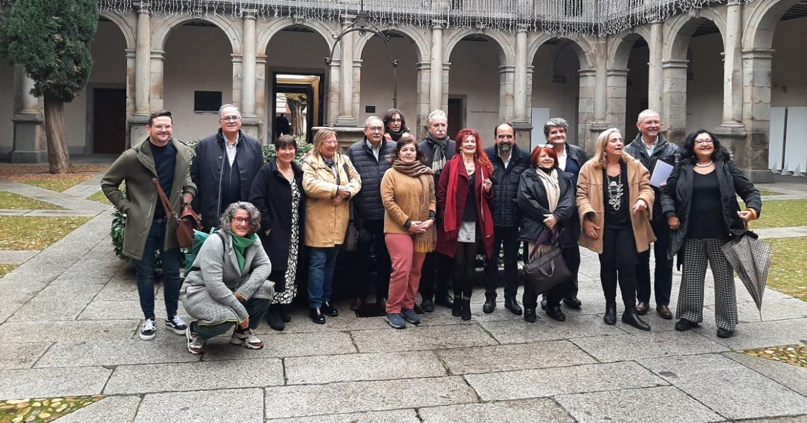 "Foto de familia" de los representantes de las Asociaciones. Patio de la Universidad de Alcalá